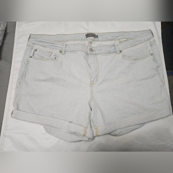 Torrid Light Wash Plus Size Jean Shorts! - Picture 1 of 6